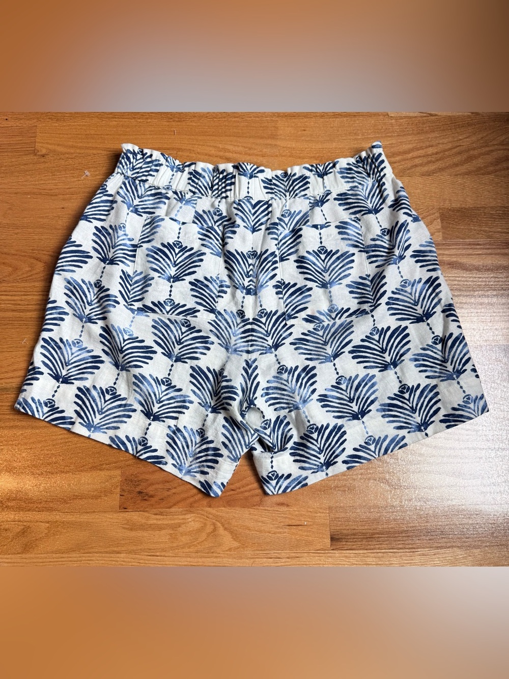 J. Jill Linen Blend White Shorts with Navy Palm Motif - Picture 3 of 5